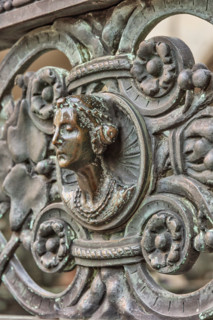 Bergamo, Città alta, Cappella Colleoni, Cancellata in ferro battuto realizzata nel 1912 da Vincenzo