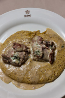 Bergamo, Città alta, Ristorante "Da Mimmo", piatto tipico della cucina bergamasca): oseli scapacc