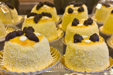Dolce tipico bergamasco: Polenta e Osei.
Bergamo (BG), Lombardia, Italia - Italy