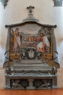 “La Samaritana al pozzo”, affresco di Cosimo Gamberucci, 1620 e “Lavabo in pietra serena” di