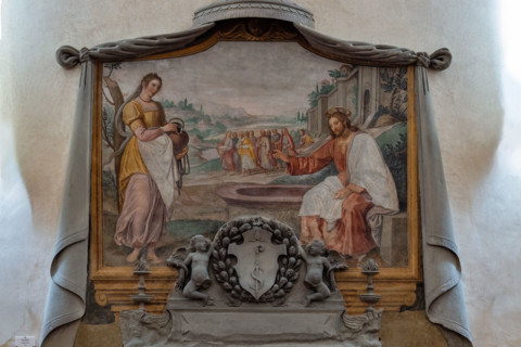 “La Samaritana al pozzo”, affresco di Cosimo Gamberucci, 1620 e “Lavabo in pietra serena” di