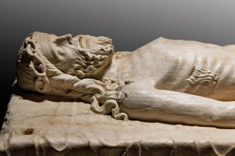 “Cristo deposto o Cristo morto”, statua in marmo di Jacopino da Tradate, 1420-30. La statua era