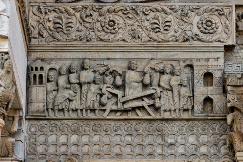 Fidenza, Duomo (Cattedrale di S. Donnino), Facciata: bassorilievo con Storie di San Donnino, "Il