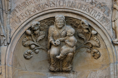 Fidenza, duomo (Cattedrale di San Donnino), nicchia: bassorilievo raffigurante una Madonna col