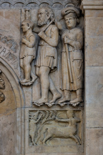 Fidenza, duomo (Cattedrale di San Donnino), facciata, formella: un centauro colpisce un cervo  e