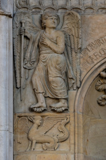 Fidenza, duomo (Cattedrale di San Donnino), facciata, formella: angelo che indica la via Francigena