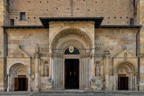 Fidenza, Duomo (Cattedrale di San Donnino), facciata: particolare con i tre portali