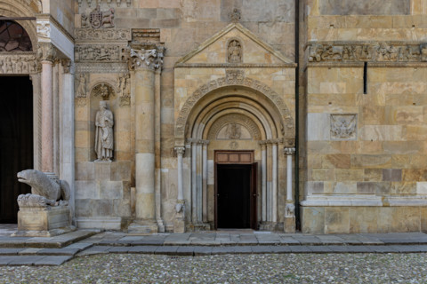 Fidenza, Duomo (Cattedrale di San Donnino), facciata: particolare del portale destro