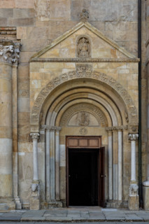Fidenza, Duomo (Cattedrale di San Donnino), facciata: particolare del portale destro