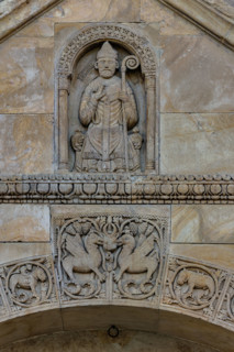 Fidenza, Duomo (Cattedrale di San Donnino), facciata, timpano del portale destro: “figura di