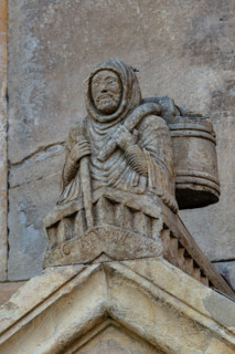 Fidenza, Duomo (Cattedrale di San Donnino), acroterio del portale destro: “Raimondinus vilis”, il
