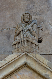 Fidenza, Duomo (Cattedrale di San Donnino), acroterio del portale destro: “Raimondinus vilis”, il