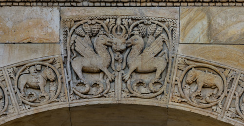 Fidenza, Duomo (Cathedral of San Donnino), right portal: detail of the arch of the porch.
In the