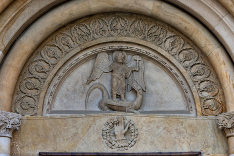 Fidenza, Duomo (Cattedrale di San Donnino), facciata: la lunetta del portale destro con “San