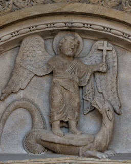 Fidenza, Duomo (Cattedrale di San Donnino), facciata: la lunetta del portale destro con “San
