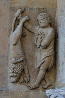 Fidenza, Duomo (Cattedrale di S. Donnino), facciata, portale di destra, interno del protiro: