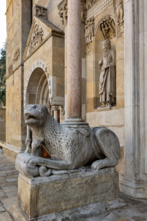 Fidenza, Duomo (Cattedrale di San Donnino), facciata, protiro: leone stiloforo di sinistra.
Opera