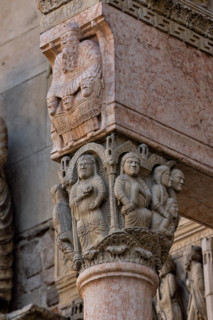Fidenza, Duomo (Cattedrale di San Donnino), facciata, portale maggiore, protiro: il capitello di