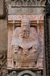 Fidenza, Duomo (Cattedrale di San Donnino), facciata, portale maggiore, protiro: il capitello con