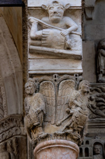 Fidenza, Duomo (Cathedral of San Donnino), facade, main portal, prothyrum: the right capital with