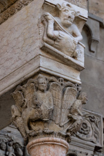 Fidenza, Duomo (Cathedral of San Donnino), facade, main portal, prothyrum: the right capital with