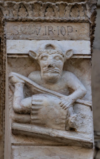 Fidenza, Duomo (Cathedral of San Donnino), facade, main portal, prothyrum: the right capital
