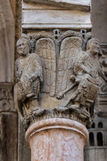 Fidenza, Duomo (Cathedral of San Donnino), facade, main portal, prothyrum: the right capital with