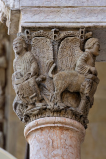 Fidenza, Duomo (Cattedrale di San Donnino), facciata, portale maggiore, protiro: il capitello di