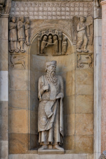Fidenza, duomo (Cathedral of San Donnino), sculptures between the main portal and the left one: