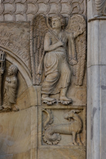 Fidenza, duomo (Cattedrale di San Donnino), sculture tra il portale maggiore e quello di sinistra