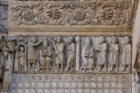 Fidenza, duomo (Cattedrale di San Donnino), sculture tra il portale maggiore e quello di sinistra