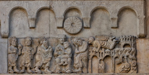 Fidenza, duomo (Cattedrale di San Donnino), sculture tra il portale maggiore e quello di sinistra:
