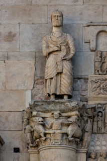 Fidenza, duomo (Cattedrale di San Donnino), sculture tra il portale maggiore e quello di sinistra.