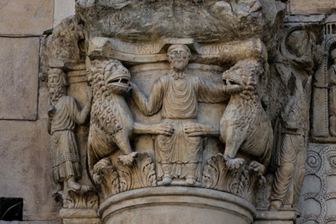 Fidenza, duomo (Cattedrale di San Donnino), sculture tra il portale maggiore e quello di sinistra.