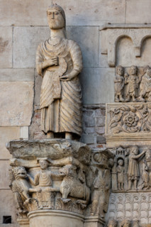 Fidenza, duomo (Cattedrale di San Donnino), sculture tra il portale maggiore e quello di sinistra.