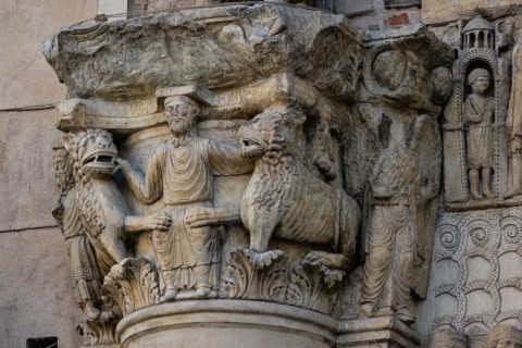 Fidenza, duomo (Cattedrale di San Donnino), sculture tra il portale maggiore e quello di sinistra.