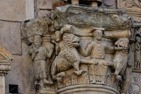 Fidenza, duomo (Cattedrale di San Donnino), sculture tra il portale maggiore e quello di sinistra.