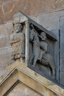 Fidenza, duomo (Cattedrale di San Donnino), portale sinistro, timpano. 
Nell’acroterio sul