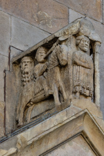 Fidenza, duomo (Cattedrale di San Donnino), portale sinistro, timpano. 
Nell’acroterio sul