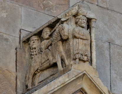 Fidenza, duomo (Cattedrale di San Donnino), portale sinistro, timpano. 
Nell’acroterio sul