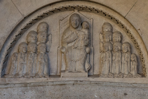 Fidenza, duomo (Cattedrale di San Donnino), ffacciata, portale sinistro: la lunetta con la “Madonna