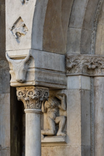 Fidenza, duomo (Cattedrale di San Donnino), facciata, portale sinistro, protiro: telamone,