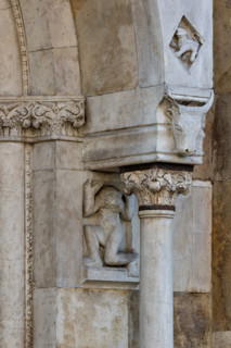 Fidenza, duomo (Cattedrale di San Donnino), facciata, portale sinistro, protiro: telamone,