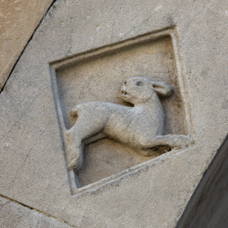 Fidenza, Duomo (Cattedrale di San Donnino), facciata, portale sinistro, protiro, serie di losanghe