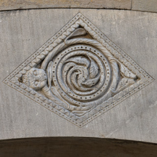 Fidenza, Duomo (Cattedrale di San Donnino), facciata, portale sinistro, protiro, serie di losanghe