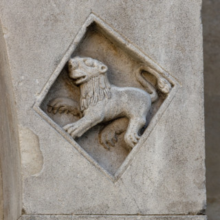 Fidenza, Duomo (Cattedrale di San Donnino), facciata, portale sinistro, protiro, serie di losanghe
