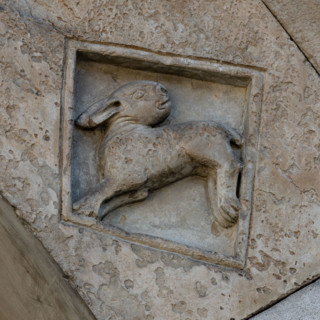Fidenza, Duomo (Cattedrale di San Donnino), facciata, portale sinistro, protiro, serie di losanghe