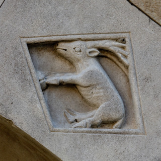 Fidenza, Duomo (Cattedrale di San Donnino), facciata, portale sinistro, protiro, serie di losanghe