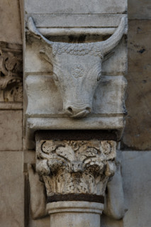 Fidenza, Duomo (Cattedrale di San Donnino), facciata, portale sinistro, protiro; capitello e
