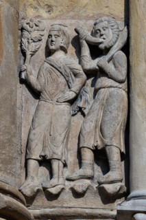 Fidenza, Duomo (Cattedrale di San Donnino), abside: “i mesi di marzo e aprile”, formella superstite